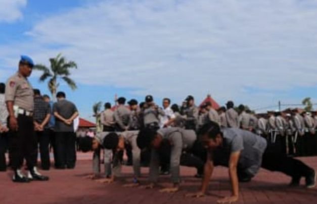 Foto: empat anggota polisi Sumenep saat dihukum push up