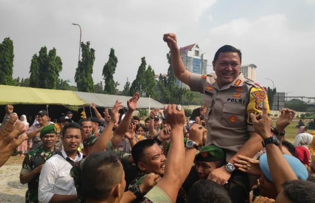 Foto: Anggota polres Jakarta Barat saat mendatangi Markas Kodim 0503