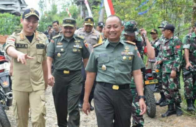 Foto: Danrem 081/DSJ, Kolonel Inf Masduki saat memantau kegiatan tmmd