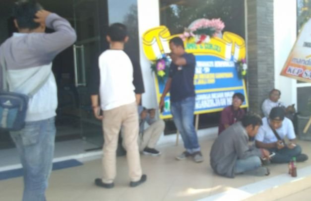 Foto; sejumlah personel awak media menunggu keterangan resmi dari Kejari 