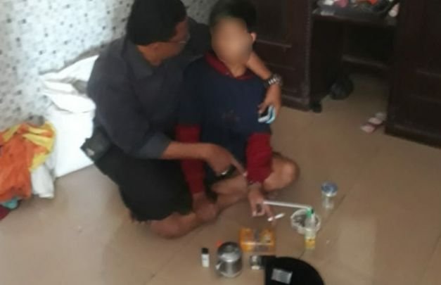 Foto: Bocah 17 tahun saat akan ditangkap polisi di rumahnya