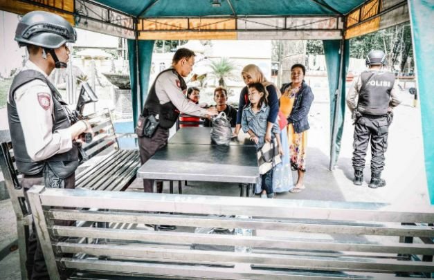 Foto: Pemeriksaan di pintu masuk Mapolres Lumajang