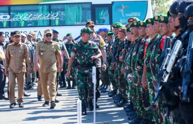 Foto: Dandim 0826 Pamekasan Didampingi Kapolres Pamekasan Saat Periksa Kesiapan Pasukannya
