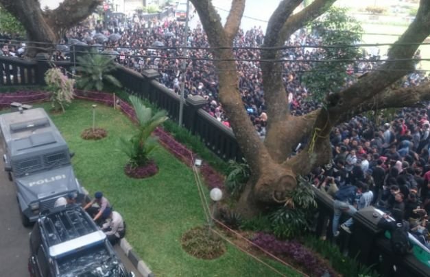 Foto: Ratusan Massa Pront Rakyat Melawan Oligargi saat mengepung Kantor DPRD Kota Malang