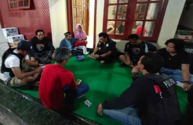 Foto: Tim Cobra Polres Lumajang saat bertakziah ke rumah korban begal di Jember