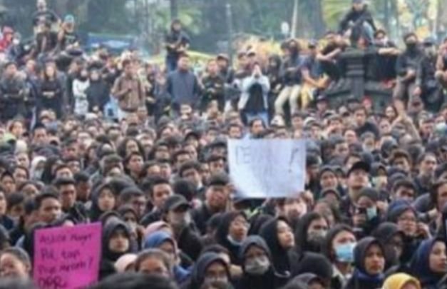 Foto: Ratusan massa beratribut hitam-hitam saat demo DPRD Kota Malang