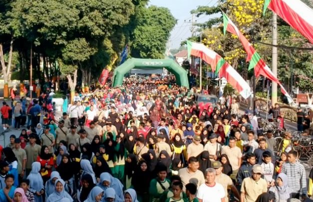 Foto: Jalan sehat bersama TNI di alun - alun Lumajang