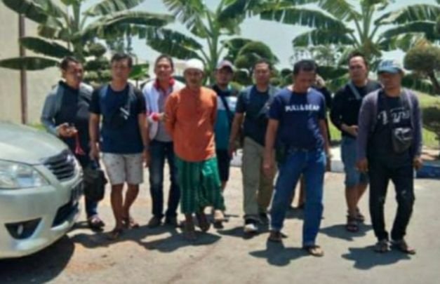 Foto: Tim Resmob Polres Sumenep saat menjemput kiai cabul ke rumahnya