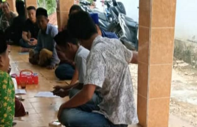 Foto : Salah satu warga diduga membawa sajam saat DPT tambahan di Desa Gunung Rancak Sampang
