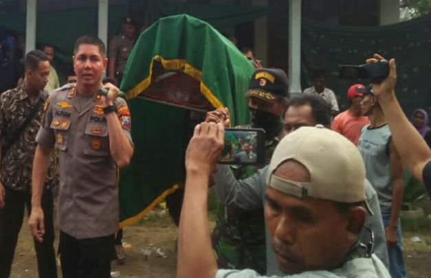 Foto: tulang belulang yg diduga korban pembunuhan saat akan dikubur