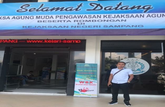 Foto : Khoirul Kalam (Ketua Tim Investigasi JCW Jatim)  saat berada di Kejaksaan Negeri Sampang