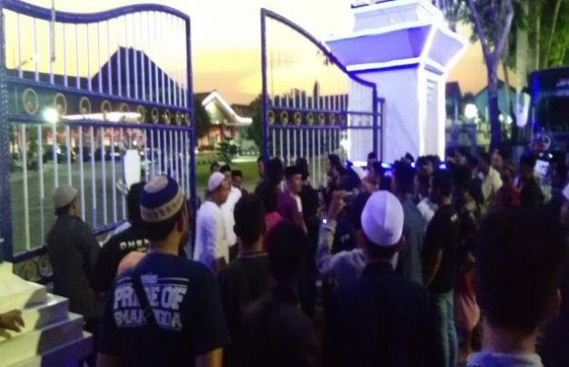 Foto : Puluhan Massa dari Desa Bunten Timur datangi Pendopo Bupati Sampang
