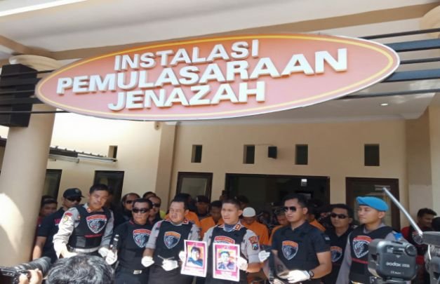 Foto: 'Kado terindah' Ka Tim Cobra pada AKBP DR. M. Arsal Sahban SH SIK MM MH, release dilakukan didepan kamar jenazah