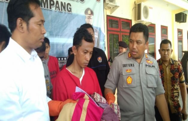 Foto: pelaku pencabulan anak dibawah umur saat diamankan polisi di Sampang