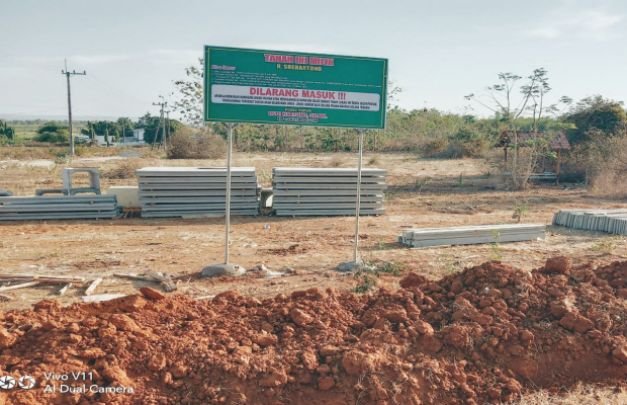 Foto: papan pengumuman larang masuk yang dipasang pemilik sah tanah yang akan dibangun pasar oleh pemerintah sumenep 