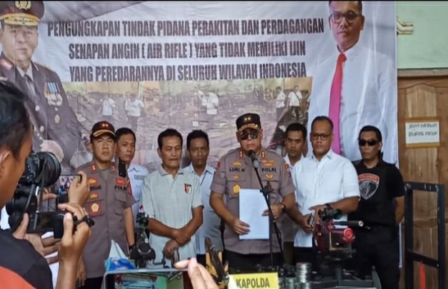 Foto: Kapolda Jatim, Irjen Pol Lucky Hermawan, saat memimpin press release