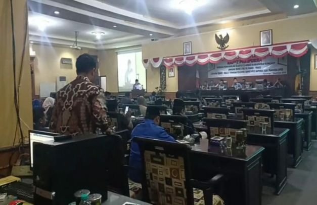 Foto: paripurna pandangan fraksi - fraksi di dprd sumenep