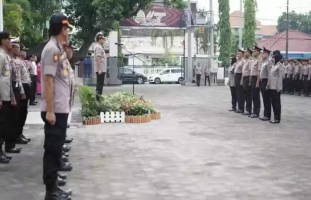 Foto : Kapolres Kota Probolinggo Pimpin Upacara Kenaikkan Pangkat .