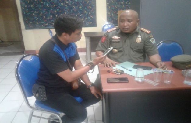 Foto: Kasat Pol PP Kabupaten Pamekasan, Kusairi Saat Memberikan Keterangan di Kantornya