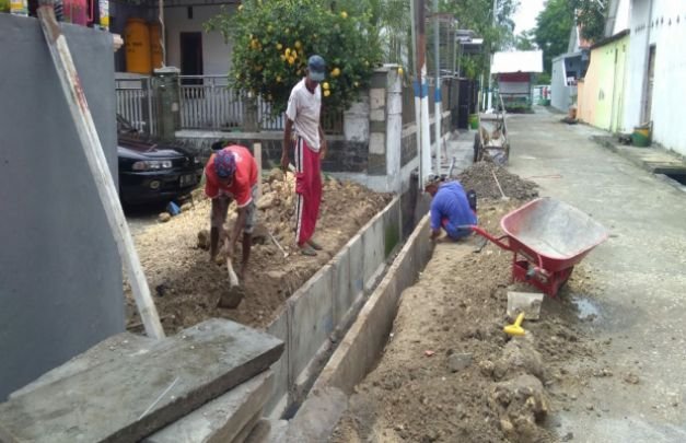 Foto : Proyek ADK di Perum Permata Selong Dibongkar
