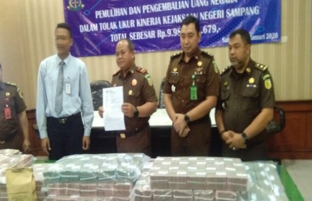  Foto: kejari Dampang saat pengembalian uang sitaan korupsi