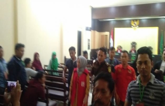 Foto : Tersangka Rusmiati usai persidangan di PN Sampang