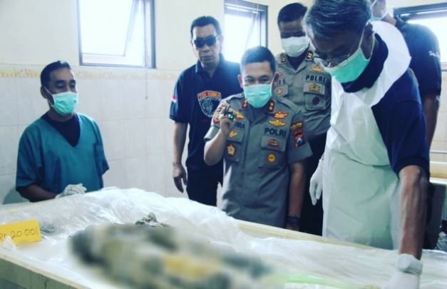 Foto: Tim DVI Polda Jatim saat Identifikasi Potongan Mayat di Lumajang