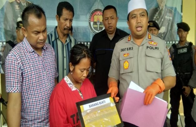Foto : Tersangka saat pres rilis di Mapolres Sampang
