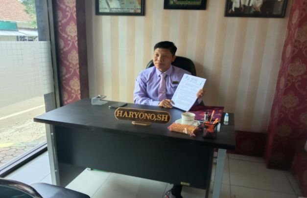 Foto: Haryano, SH. Menunjukkan Surat Somasi