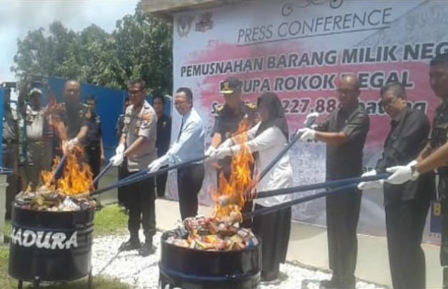 Foto: Pemusnahan rokok ilegal di kantor Bea Cukai Madura