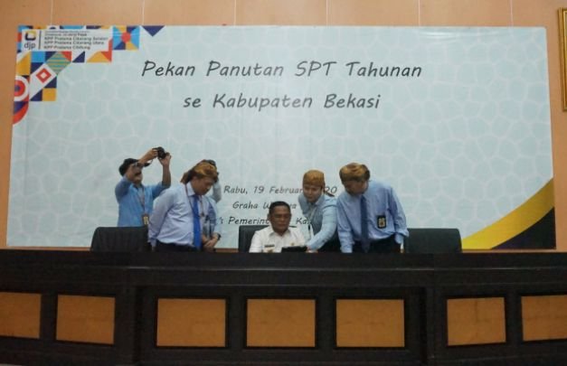 Foto : Bupati Bekasi melakukan pelaporan SPT melalui e-filling