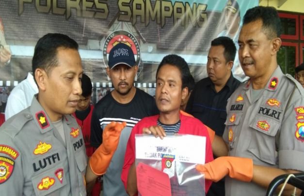 Foto : Tersangka Suhri diamankan di Polres Sampang