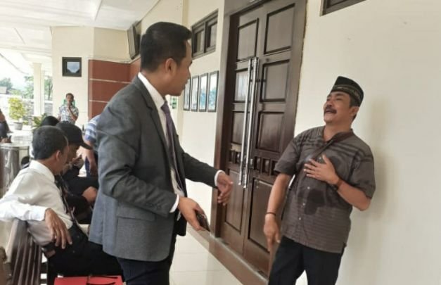 Foto: Foto Slamet Mintoyo (tengah) didampingi  Heru Nugroho  SH selaku kuasa hukum penggugat