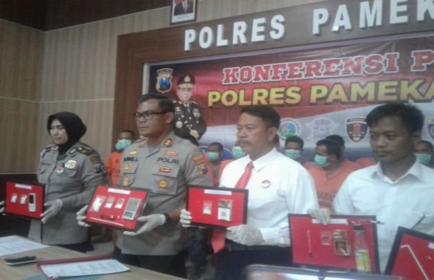 Foto: Kapolres Pamekasan saat menunjukkan barang bukti