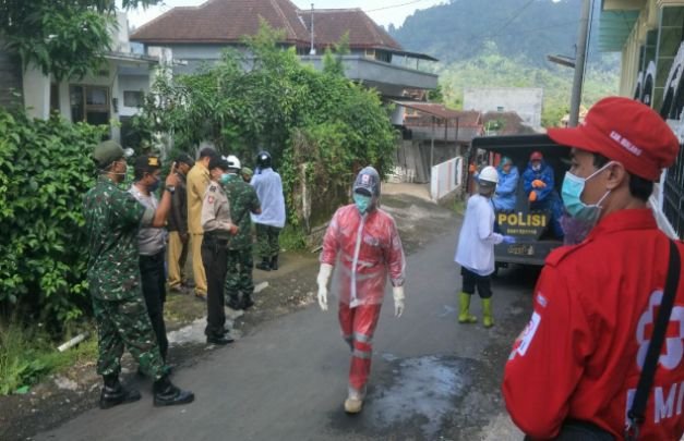 Foto: suasana saat penyemprotan cegah virus COVID-19 di Kecamatan Ngantang.