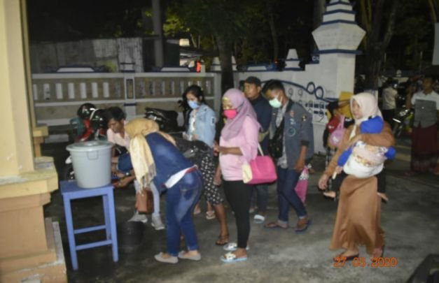 Foto : Kedatangan warga dari Jakarta melakukan pemeriksaan di Posko Penanganan Covid - 19 di Sampang