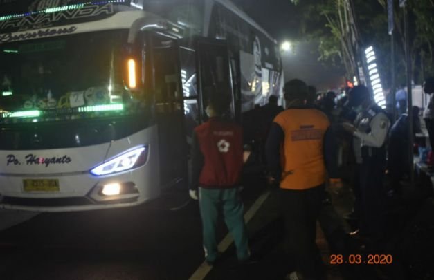 Foto : Bus yang melintas di Kabupaten Sampang di arahkan ke Posko Covid -19 untuk diperiksa
