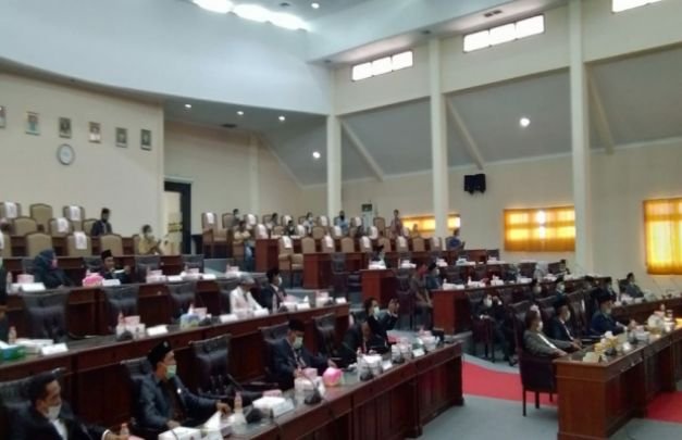 Foto : Rapat Paripurna DPRD dengan Bupati Sampang secara online melalui Video Converence