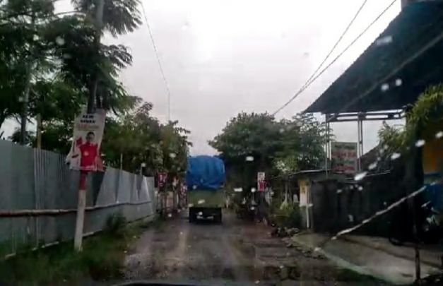 Foto: Truk bermuatan jagung  milik (BM) saat melintasi jalan Desa Balung