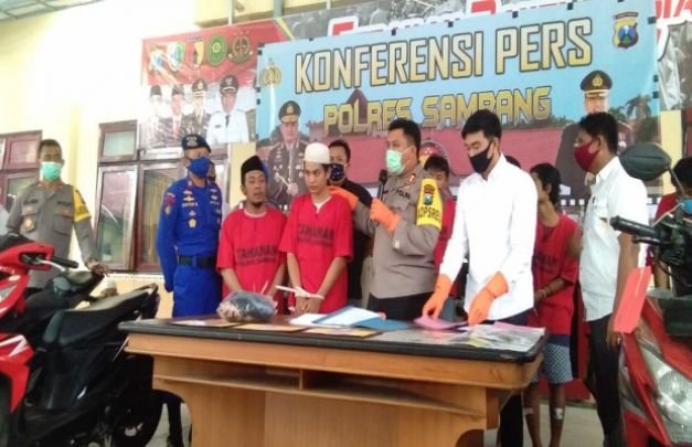 Foto : Kedua tersangka saat press rilis di Mapolres Sampang