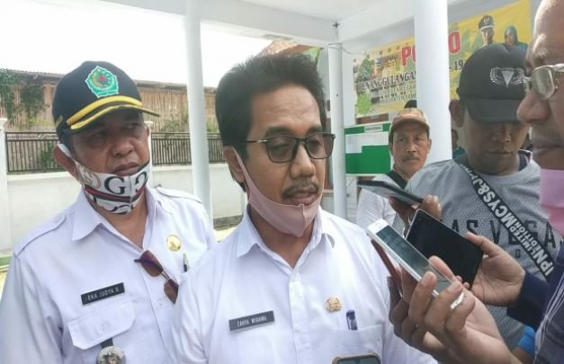 Foto: Kadis PUPR Pamekasan Saat di Temui Media Di Balai Desa Cenlecen