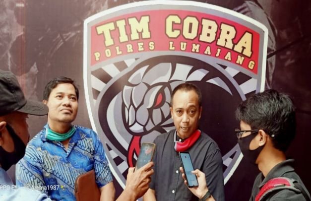 Foto: Abdul Rokhim S.H M.Si (kiri mengenakan batik) dan Dummy Hidayat S.H (kanan) saat diwawancarai wartawan