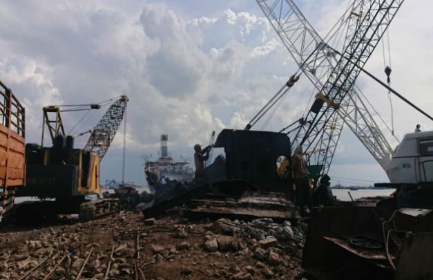 Foto : Usaha Pemotongan kapal di Kamal. 