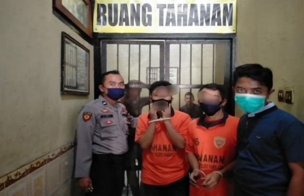 Foto: Dua pemuda sumenep didepan ruang tahanan Mapolres Pamekasan
