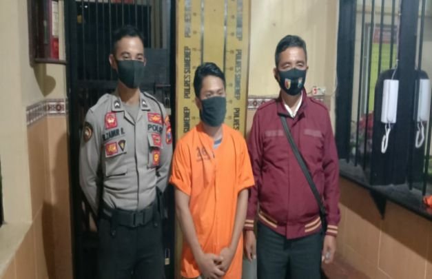 Foto: Tak berdaya, Taufik diapit dua petugas Polres Sumenep.
