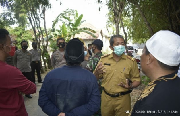 Foto : Petugas Tim Gugus Tugas Covid -19 di  kediaman rumah duka di Desa Apa'an Sampang