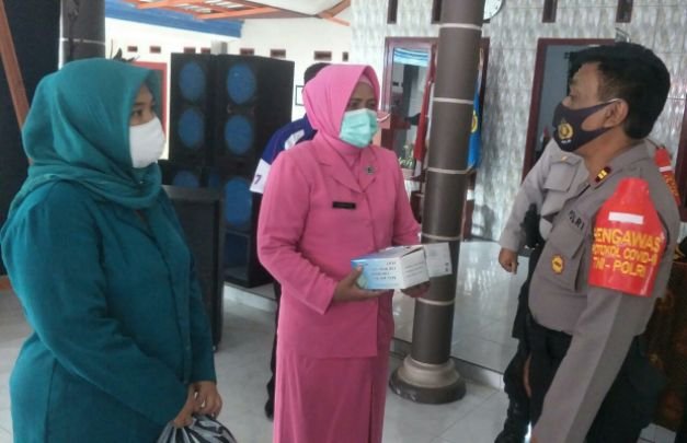 Foto: Kapolsek Ngantang Iptu Hanis Siswanto, saat membagikan masker kepada Ibu-ibu PKK Desa Waturejo.