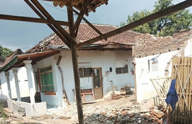 Foto: Tinggal puing, kondisi rumah yang dibongkar dibiarkan berantakan.