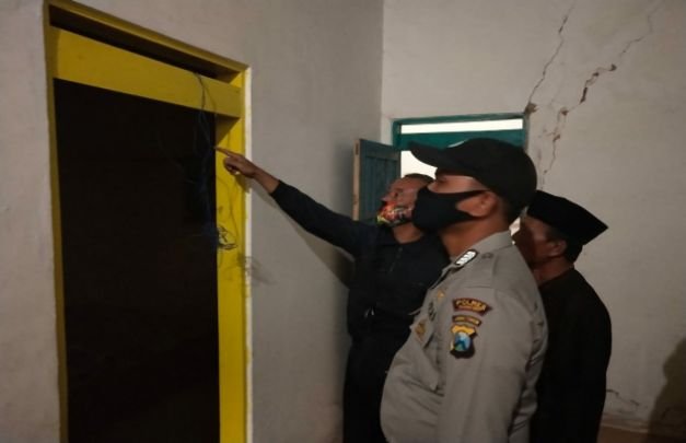 Foto: Petugas saat mengecek tempat Korban gantung