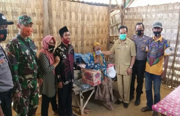 Foto: PLT. Kadinsos Pamekasan Bersama Kades Toket Saat Kunjungi Ibu Supatma